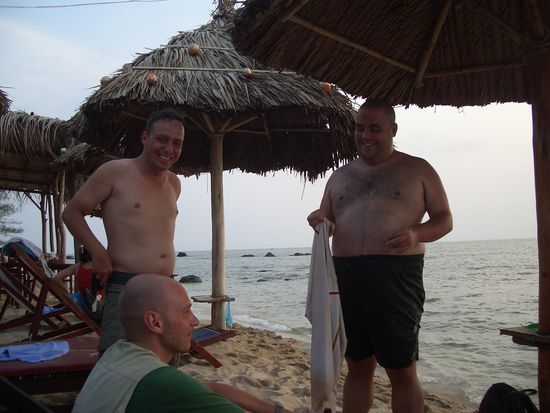 semi, sebastian und john. zwe duetschi und dr lustig, korpullent englaender. mit denae heimer paar cooli aebe uf dr insle phu quoc verbracht.