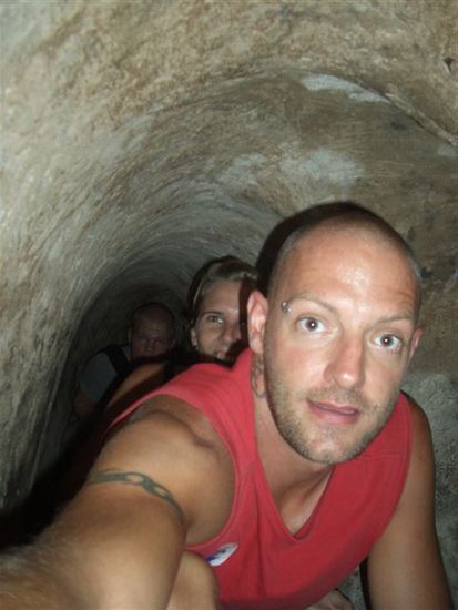 gugus...kusi u kudi schnagend imene cu chi tunnel.das isch aber speziell fuer europaer, d original si viu chliner, da sisi nume grobbet