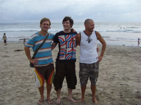 martin, mischu und dr kusi am strand vo kuta....