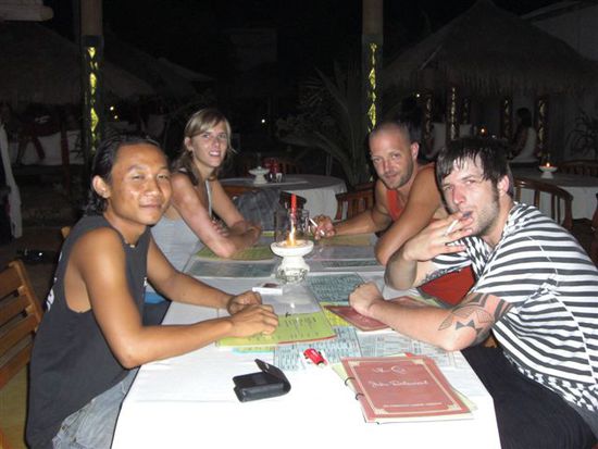 am letztae abe uf gili heimer dr ketut zum z nacht iglade, hei isch dae schuech gsi....