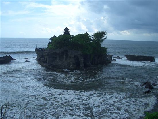 tempel tanah lot. heilegi staette vo bali