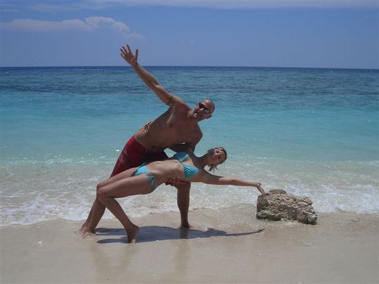 zwei geniesser am strand von gili trawangan...