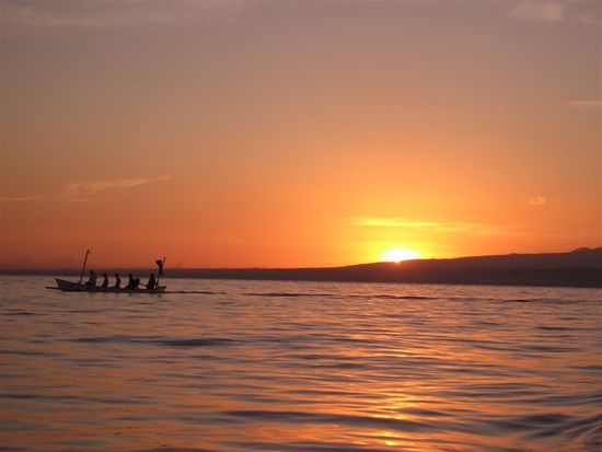 wunderschoener sonnenaufgang in lovina... und kurz darauf kamen die delphine...