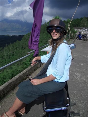 hahahahaha, geiler helm he?? eine von unseren unzaehligen toefflitouren quer durch bali