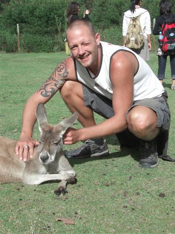 das war echt cool mal kangurus hautnah zu erleben, zu streicheln und zu fuettern....!!