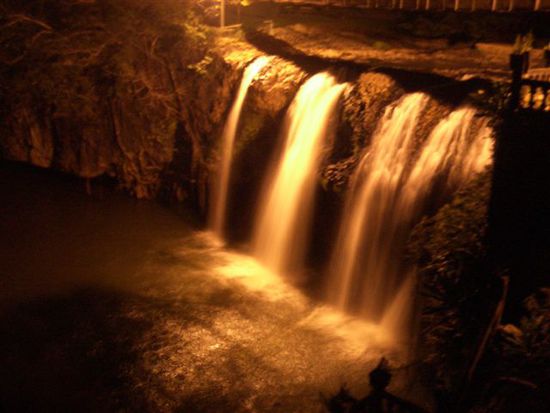 wasserfall bei nacht im park....