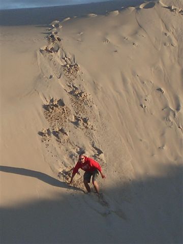 hey cool, he....kusi beim sandboarden...aber nur auf den fuessen...hahahaha