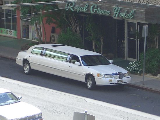 ueberall fuhren diese sexy limousinen rum....