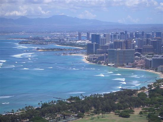 aussicht vom diamond head auf den waikikistrand...