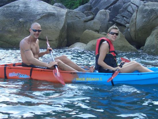 hey kudi und kusi uf grosser erkundigstour mitem kayak uf ko panghan, kusi het mau wieder aus gae bim padle....