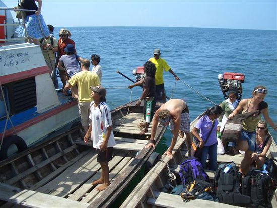 z mizt ufem meer ischme so vom grosse boot ufenes chlises langschwanzboot umgstige, wosi naer eim uf ko jum gfahre hei...uso ischme ou wider abghout worde..