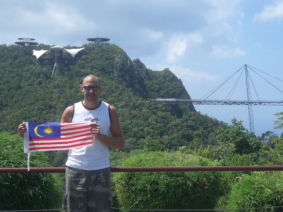 hey das isch de cool, ae gondelifahrt zmitzt uf dr insle langkawi. waer hets erfunde? klar, die schweizer 