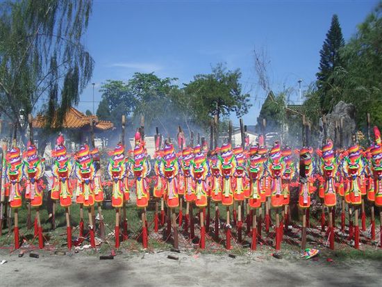 riesegi "reucherstaebli" bimene wunderschoene chinesische tempel idr stadt ipoh. die dinger hei di ganzi gaegend igroeicheret, was iz hie leider nid so zur gaeutig chunnt
