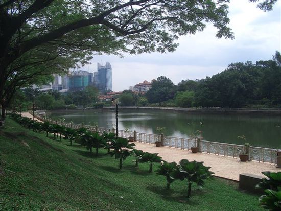 isch doch geil, in ganz kuala lumpur hets zmitzt ide hochhueser schoeni, grueni parkalage