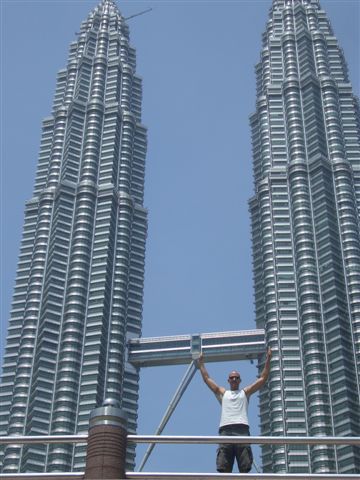 twin towers bi tag. jaja, dae kusi, hetsae woeue mit heinae, hani aber do gseit aer soeuse ume haeresteue, mir heigi ke platz meh im gepaeck...hahahaha