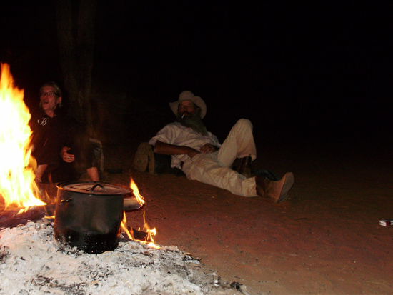 am Lagerfeuer. Unser Guide.