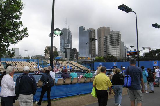 Aussencourt mit Teil-Skyline Melbourne