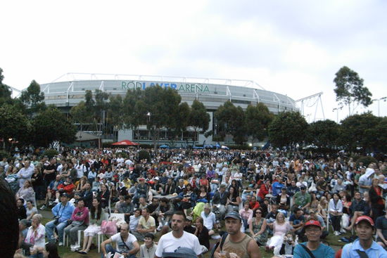 Viele Leute bei Rogers 5-Set-Krimi