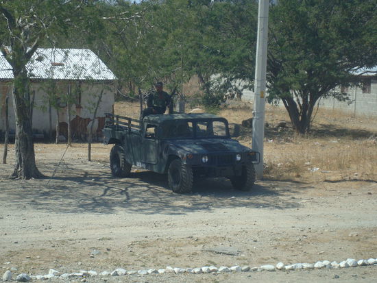 Militaerkontrolle am Strassenrand, ein alltaegliches Bild. Bei jeder Busfahrt wird man ausserdem mehrmals angehalten und kontrolliert.
