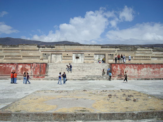 In Mitla, eine alte Kultstaette der Zapoteken die bereits zwischen 100 und 650n. Chr. besiedelt wurde.