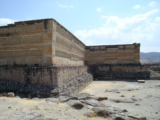 Mitla wurde spaeter von den Mixteken ausgebaut, zu einer Staette der Priester und der Toten. Der Name Mitla bedeutet auch in Náhuatl "Ort der Toten".