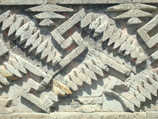 Auch Mitla. Aus Steinplatten meisselten die Kuenstler kleinere und groessere Flaechen heraus, so dass der Eindruck eines mosaikartigen Musters entsteht.