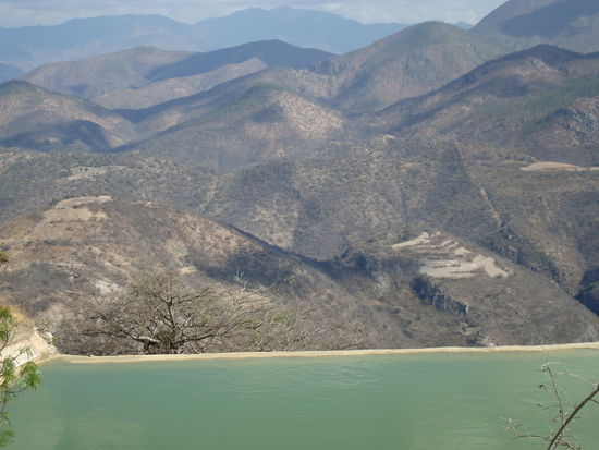Wunderschoener Naturpool in "hierve el agua". Ein unglaublich schoener Ort in den Bergen.