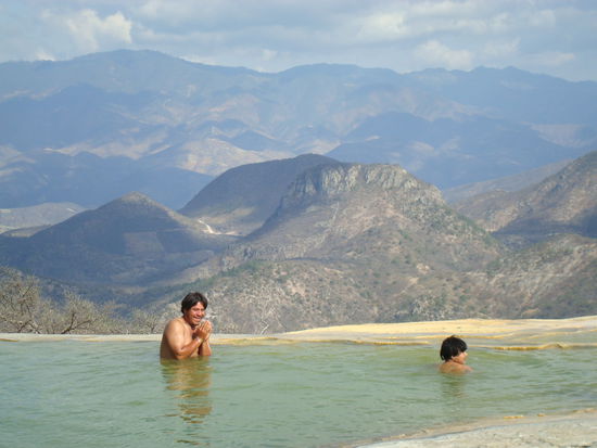 Ist schon schoen, "baedele" in so einer traumhaften Umgebung... leider haben wir unsere Badesachen nicht dabei 