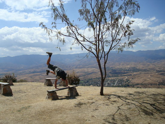Von Monte Albán aus hat man auch eine Super Sicht auf Oaxaca. Urs uebt aber lieber den Handstand...