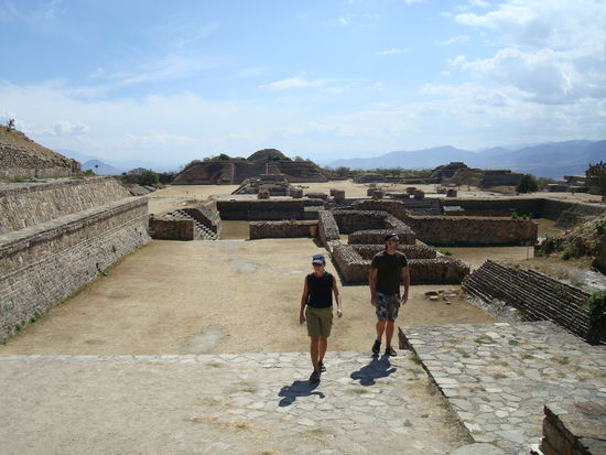 Irena und Sven am erkunden der riesigen Anlage