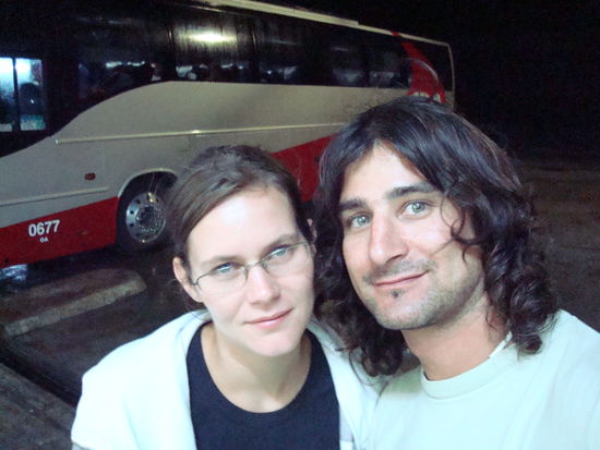 Vor unserem Bus um 2h00 morgens. Da hatten wir noch gedacht mit zwei drei Stunden Verspaetung wegzukommen...