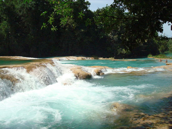 Es ist auch klar woher Agua Azul (blaues Wasser) seinen Namen hat.