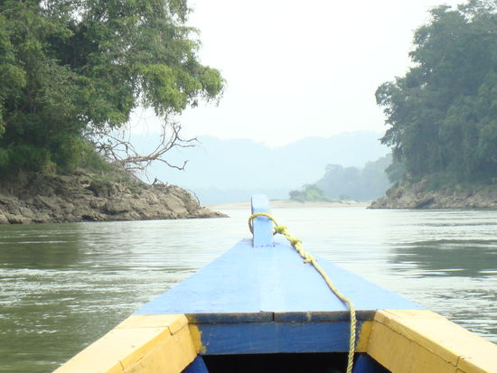 Eine schoene Flussfahrt (wir sehen sogar eine Wasserschlange) bringt uns nach Guatemala