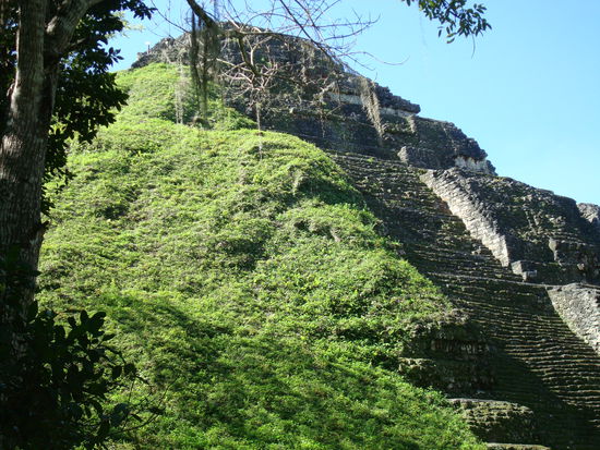 Viele Gebaeude sind nur zur Haelfte ausgegraben und restauriert