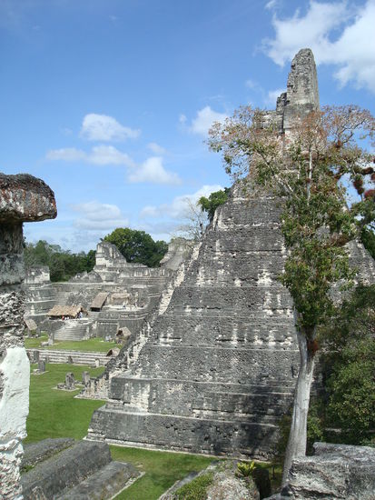 Ausblick auf die noerdliche Akropolis und Tempel I