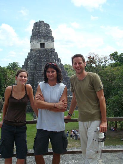 Mit Adrian zusammen haben wir Tikal erkundet. Im Hintergrund Tempel I.