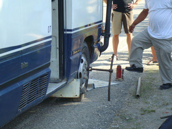 Dieses Bild kennen wir doch schon. Gleiche Situation, anderer Bus...
Auf der Rueckfahrt von Tikal haben wir schon wieder einen Platten...