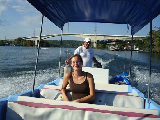 Ein ganz netter Kapitaen bringt uns mit seiner Lancha zum Castillo.