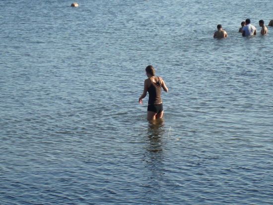 Es ist heiss und wir haben schon wieder keine Badesachen dabei. Diesmal lassen wir uns aber vom baden nicht abhalten...