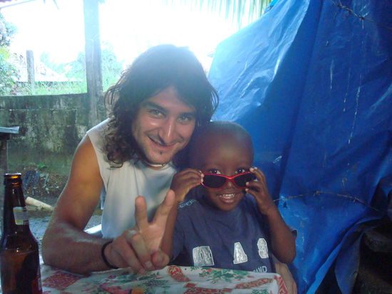 Urs mit Sasha, dem Sohn der Garífunafamily.