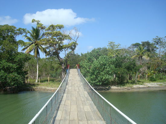 Einmal muessen wir einen Fluss, der ins Meer muendet, ueberqueren.