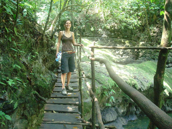 Angenehm kuehl ist der Spaziergang entlang des Flussbetts in den Dschungel.