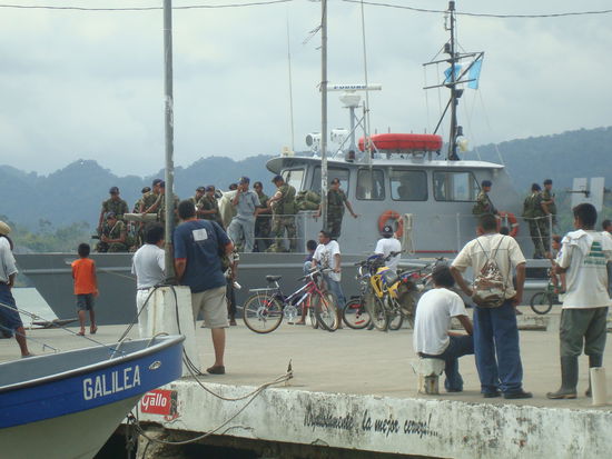 Das erste Militaerschiff legt an...