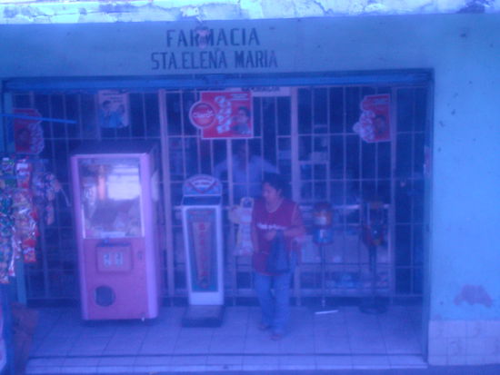 Alle Laeden in Guate sind mit Gittern versehen und man bekommt die gewuenschten Waren durchs Gitter gereicht