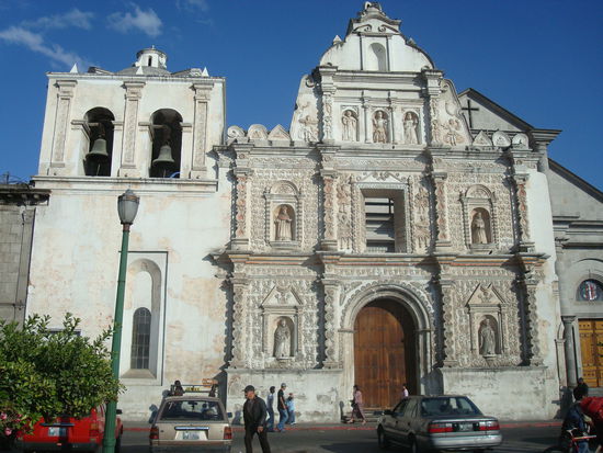 Alte Kirche aus der Kolonialzeit. Es steht aber nur noch die Fassade (rechts hinten kann man noch einen Teil der neuen Kirche sehen)
