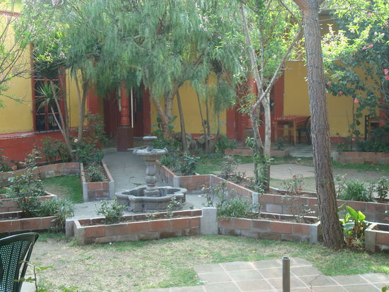 Der Patio unserer Schule. Der ganze Unterricht findet im Freien statt.