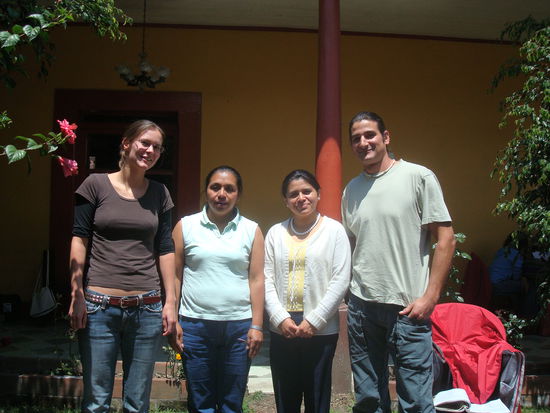Wir mit unseren Lehrerinnen Yadira und Carina (Die Chapines, wie sich die Guatemalteken nennen, sind uebrigens alle relativ klein)
