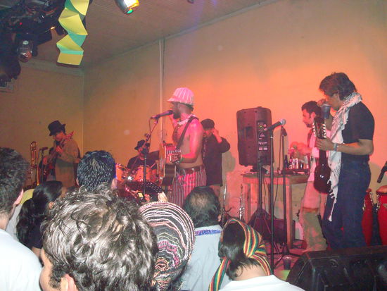 Guatemaltekische Reggaeband. Wir mussten natuerlich mit unseren Mitstudenten ein bisschen das Wochenende feiern 