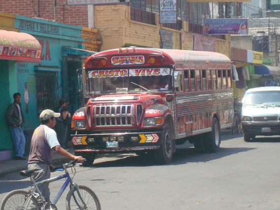 Die Chickenbusse (alte ausgemusterte amerikanische Schulbusse) sind das beliebteste oeffentliche Verkehrsmittel in Guatemala. Fuer fast kein Geld fahren sie ueberall hin. Wir finden den Fahrstil allerdings oefter etwas abenteuerlich 