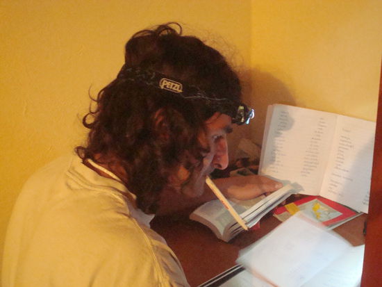 Der Urs an seinem Pueltli mit der Stirnlampe am Ufzgi mache 